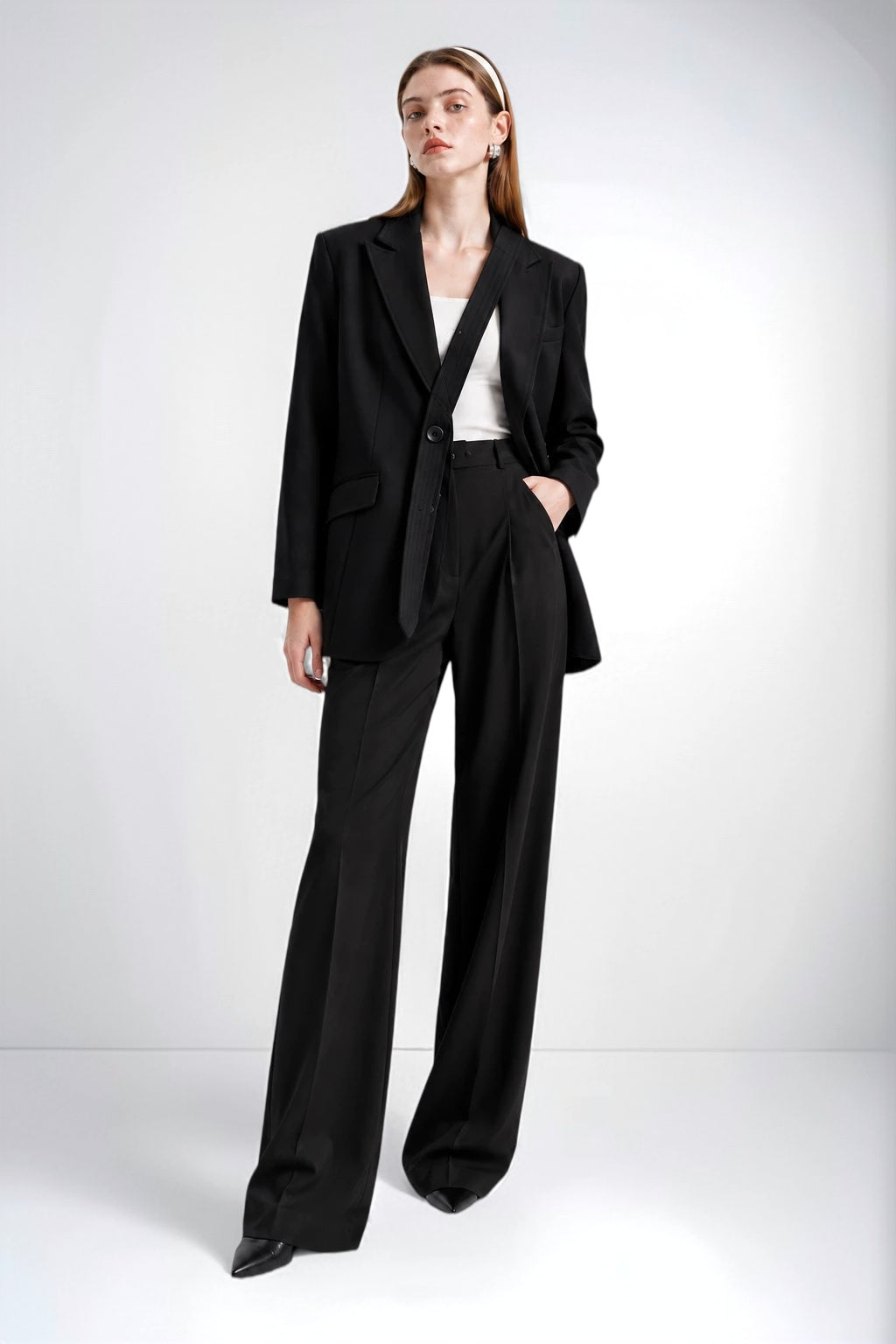 Schwarzer Crossline Damen Blazer von PAUL BALM kombiniert mit weiter Hose